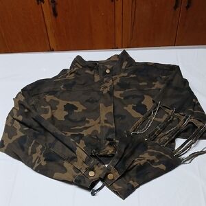 Inavie Camo Cropped Zippered Jacket w/ Distressed Rhinestone Sleeve Size Small